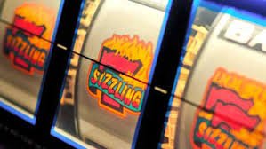 Fitur Bonus: Pilih hadiah dari item tersembunyi Tampilan fitur bonus mini-game Mega Sevens dengan pilihan tersembunyi